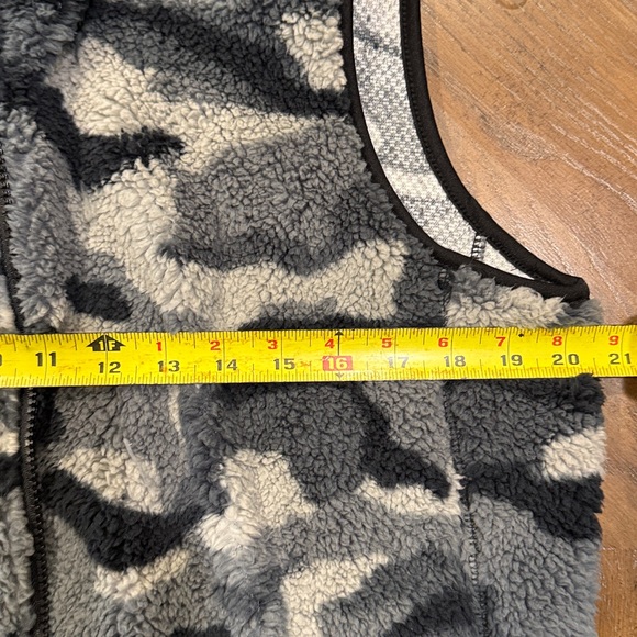 Women's Black and Gray Camouflage Vest - Picture 7 of 8